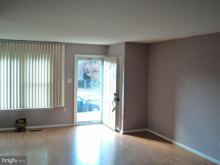 1123 Plane Road Philadelphia, PA 19115 - Photo 8 of 24 Living Room