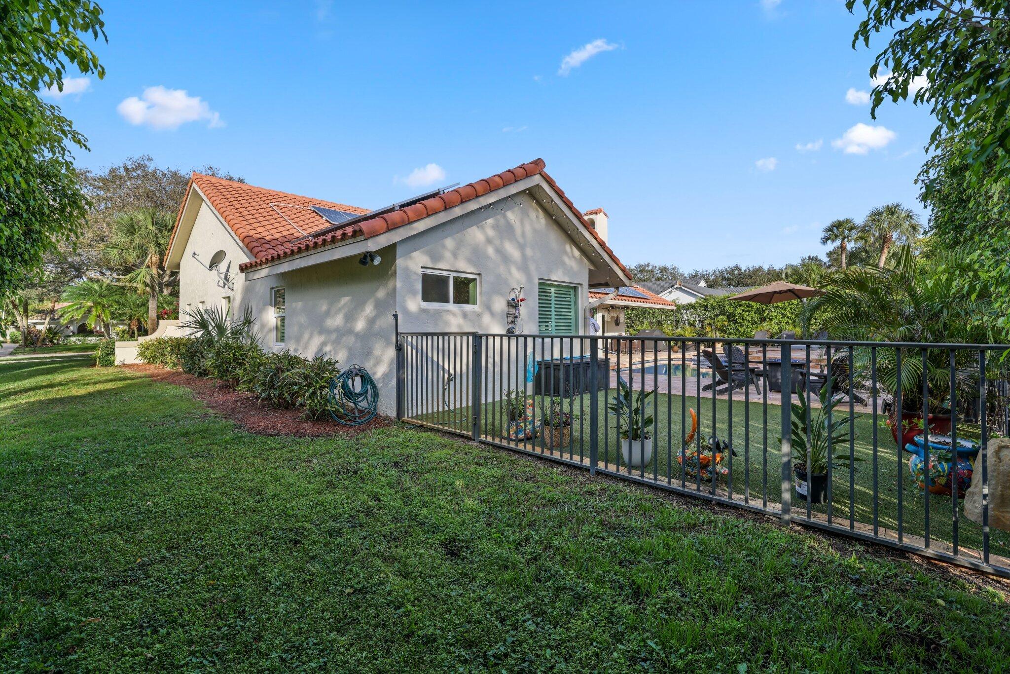 2225 Rabbit Hollowe Circle Delray Beach, FL 33445 - Photo 49 of 65 Side Yard
