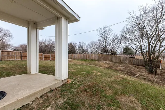 a view of a yard with a house