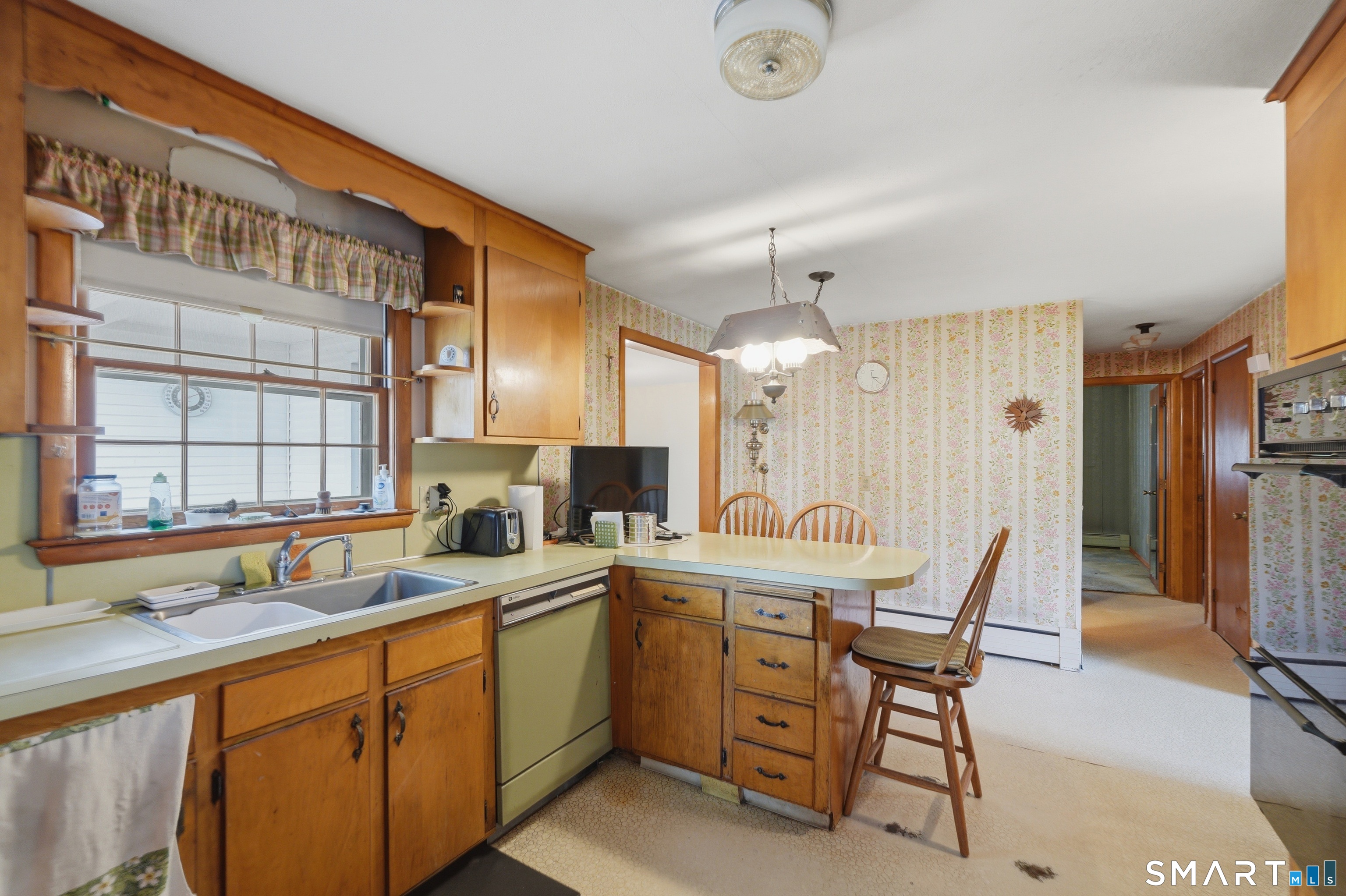 40 Royal Oak Road New Britain, CT 06053 - Photo 6 of 33
