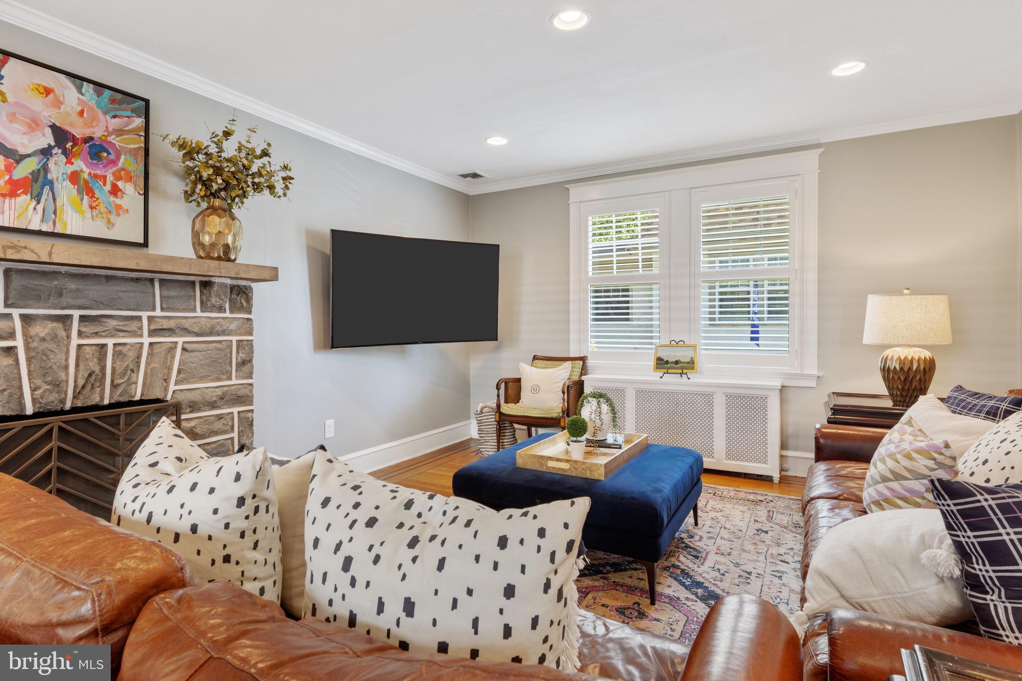 29 West Clearfield Road Havertown, PA 19083 - Photo 13 of 24 LIVING ROOM