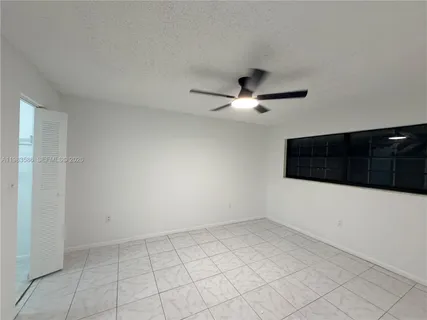 $2,100 | 927 Northeast 199th Street, Unit 206, Miami, FL 33179