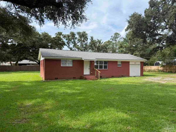 a view of a house with backyard