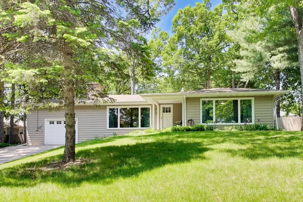 $529,000 | 1030 Jenkins Drive, Fontana, WI 53125