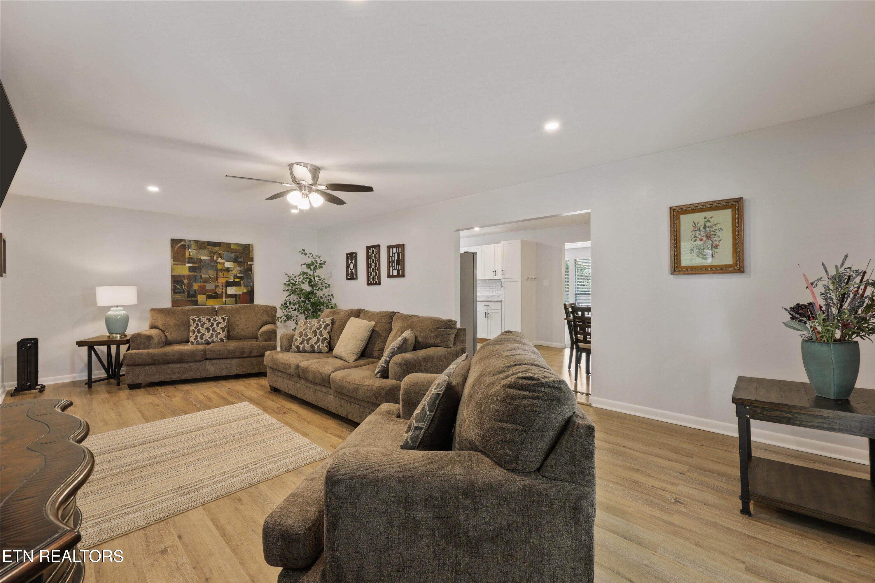5524 Carter Road Knoxville, TN 37918 - Photo 18 of 57 Living Room