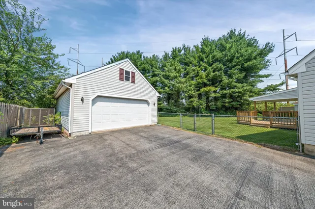 a view of a house with backyard and trees