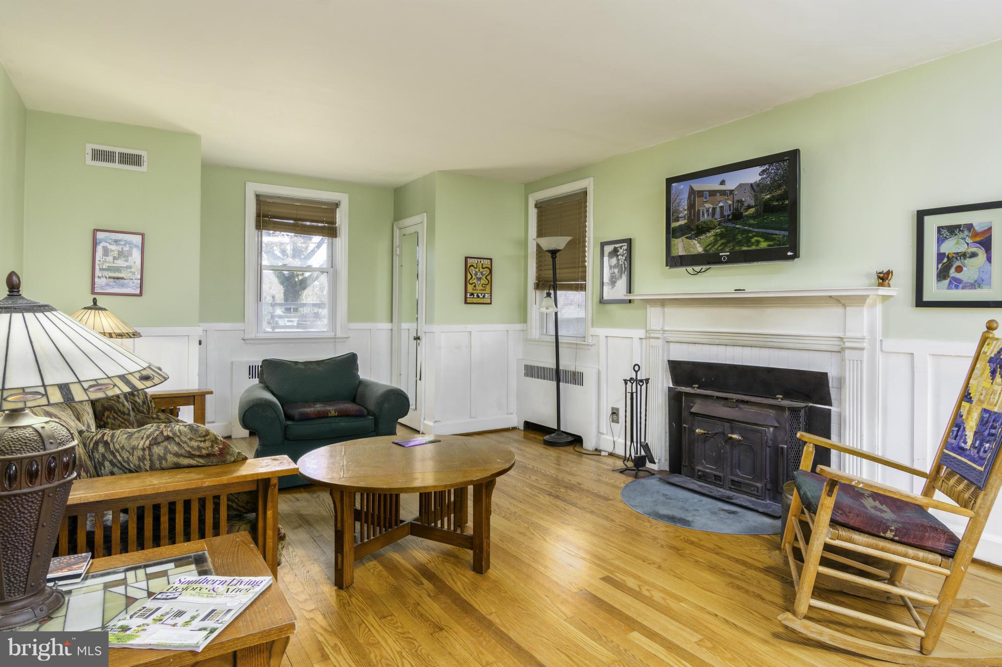 609 Brookwood Road Baltimore, MD 21229 - Photo 5 of 30 Living Room