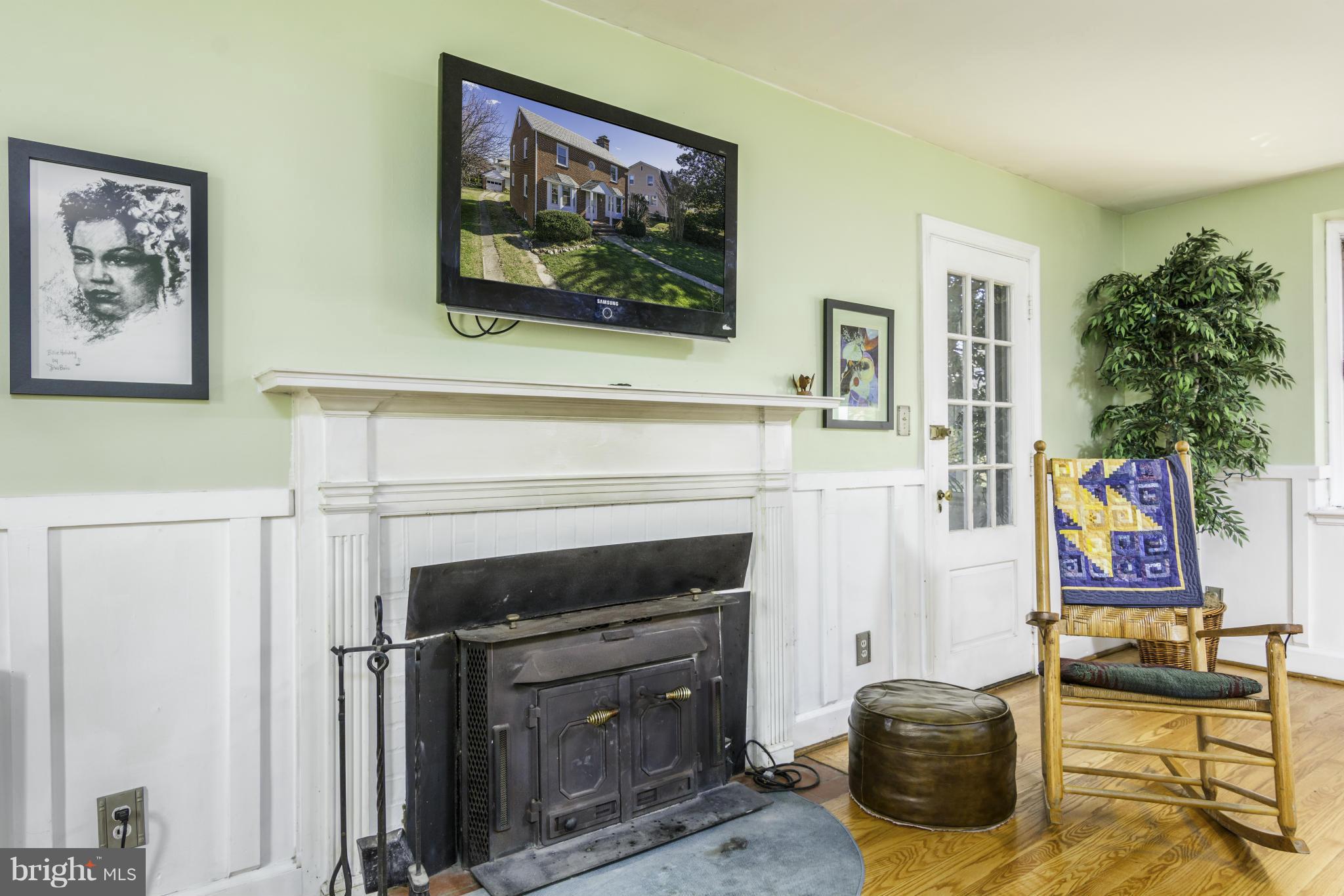 609 Brookwood Road Baltimore, MD 21229 - Photo 7 of 30 Living Room