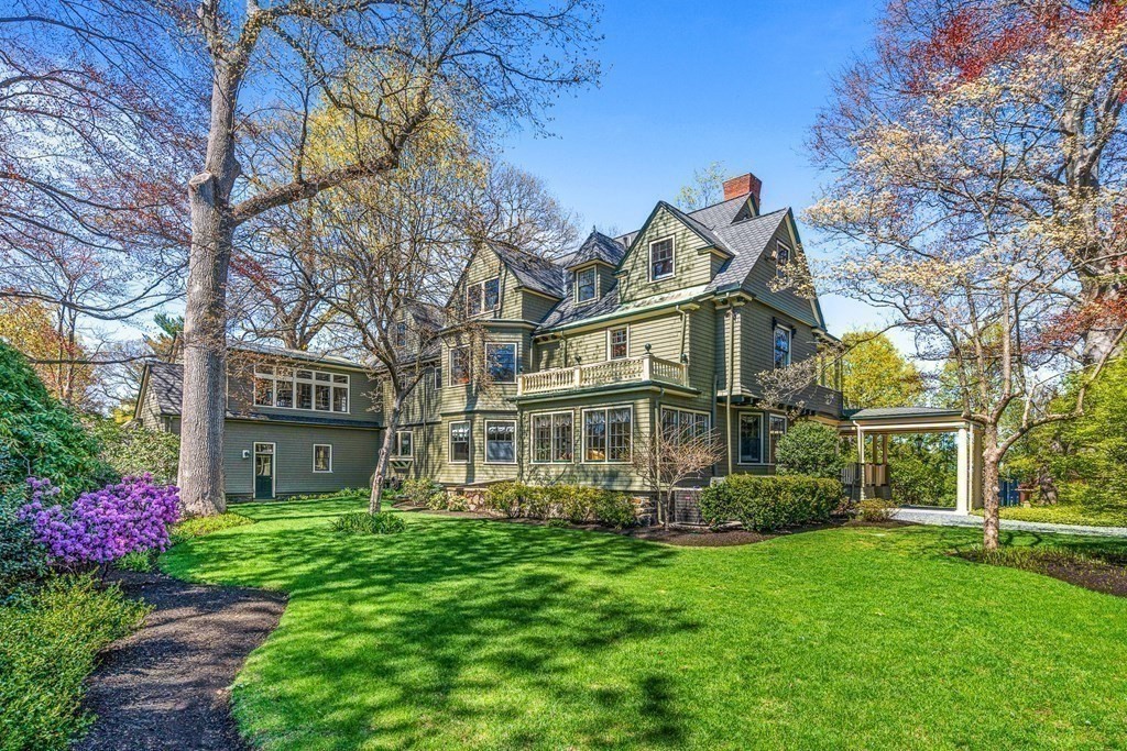 10 Pine Street Winchester, MA 01890 - Photo 2 of 40 a front view of a house with garden