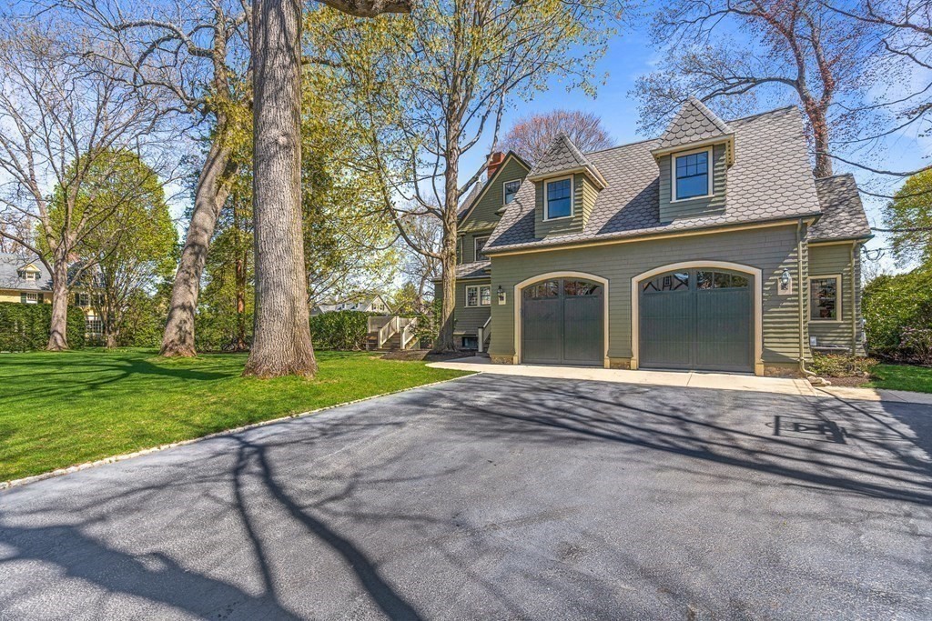 10 Pine Street Winchester, MA 01890 - Photo 3 of 40 a front view of a house with garden