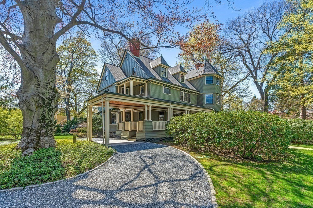 10 Pine Street Winchester, MA 01890 - Photo 33 of 40 a front view of a house with a garden