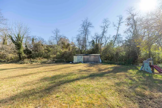 a view of a backyard