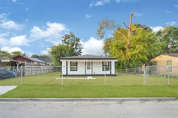 $1,800 | 1426 17th Street, Galena Park, TX 77547