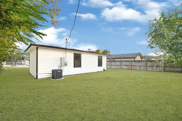 $1,800 | 1426 17th Street, Galena Park, TX 77547