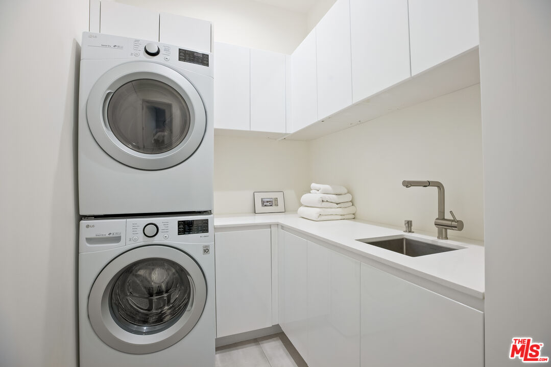 4122 Rhodes Avenue Studio City, CA 91604 - Photo 33 of 39 a utility room with sink dryer and washer