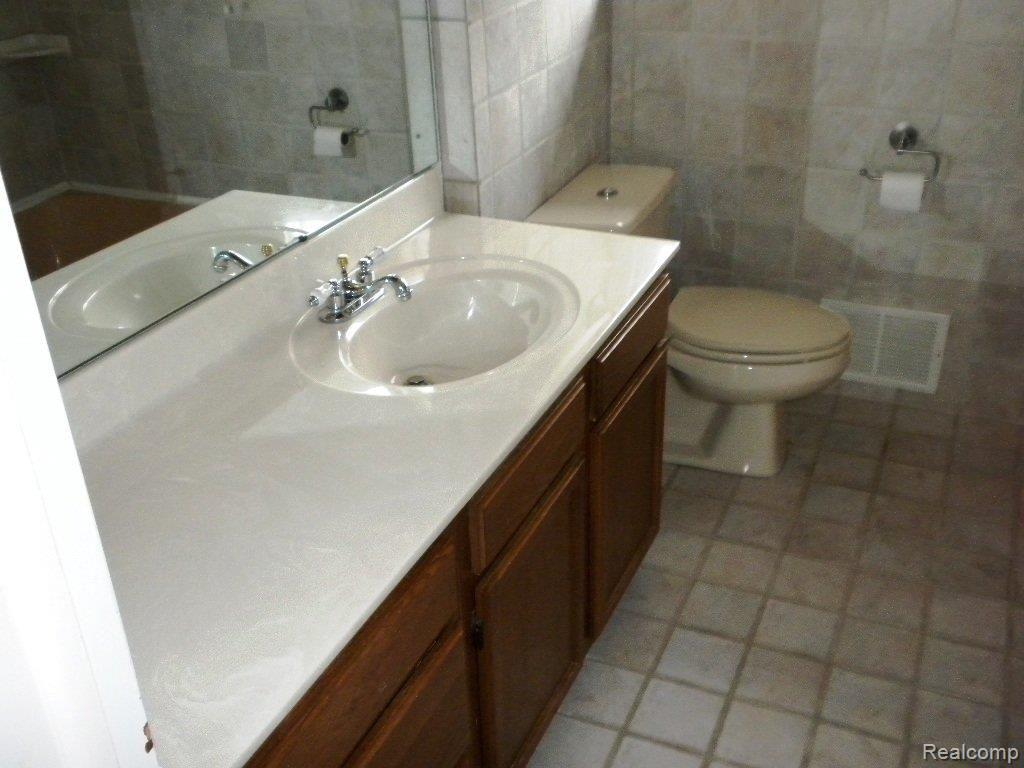 429 Rochdale Drive South Rochester, MI 48309 - Photo 11 of 17 Bathroom