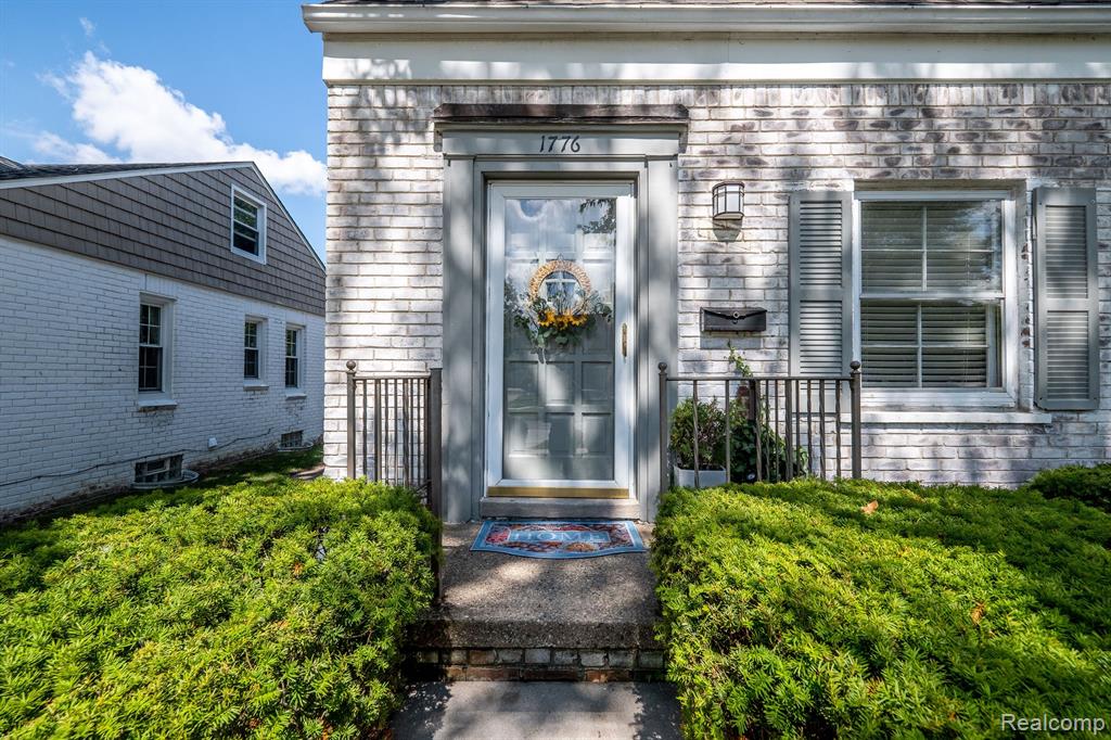 1776 Hampton Road Grosse Pointe Woods, MI 48236 - Photo 5 of 45