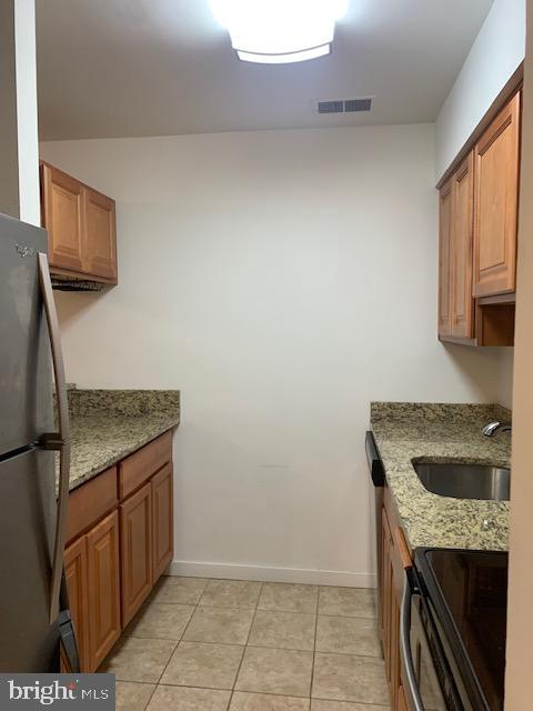 626 South Charles Street, Unit R 25 Baltimore, MD 21230 - Photo 8 of 17 a kitchen with granite countertop a sink and a stove