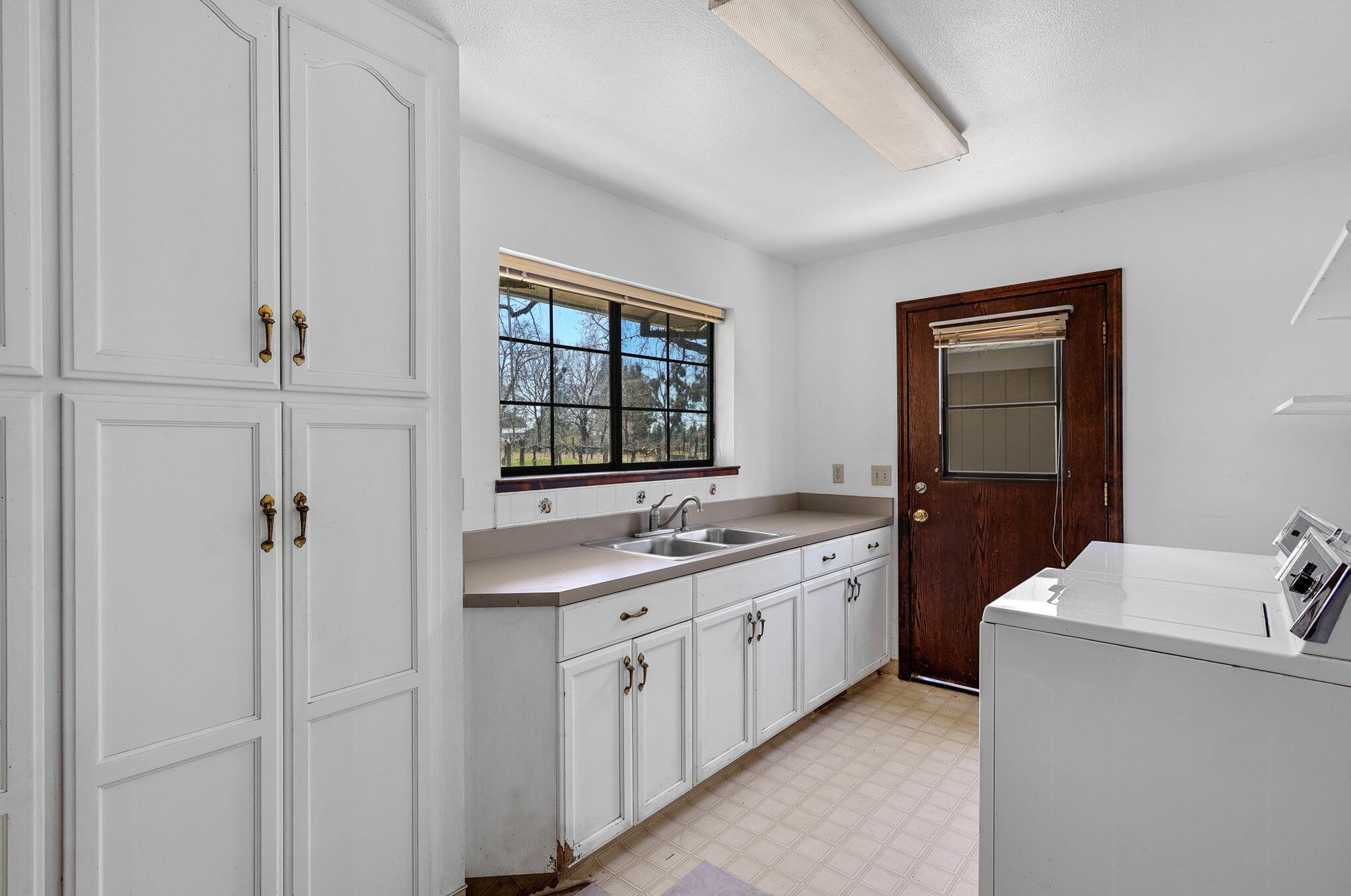 29376 Inwood Road Shingletown, CA 96088 - Photo 17 of 41 Laundry/Mud Room