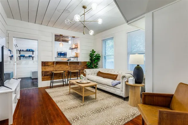 $575,000 | 1409 West Allen Avenue, Fort Worth, TX 76110