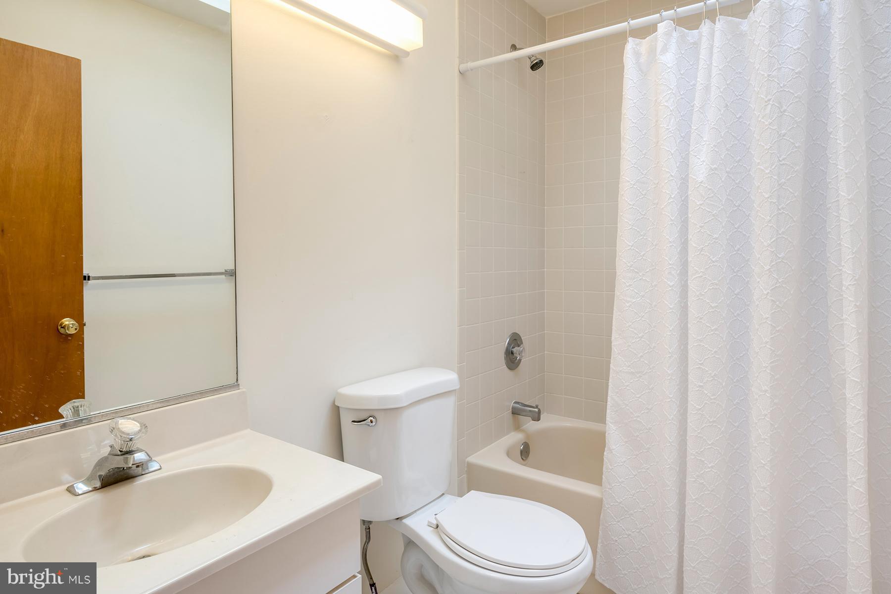 1435 Oak Bluff Road Edgewater, MD 21037 - Photo 11 of 21 Full bath in the hallway