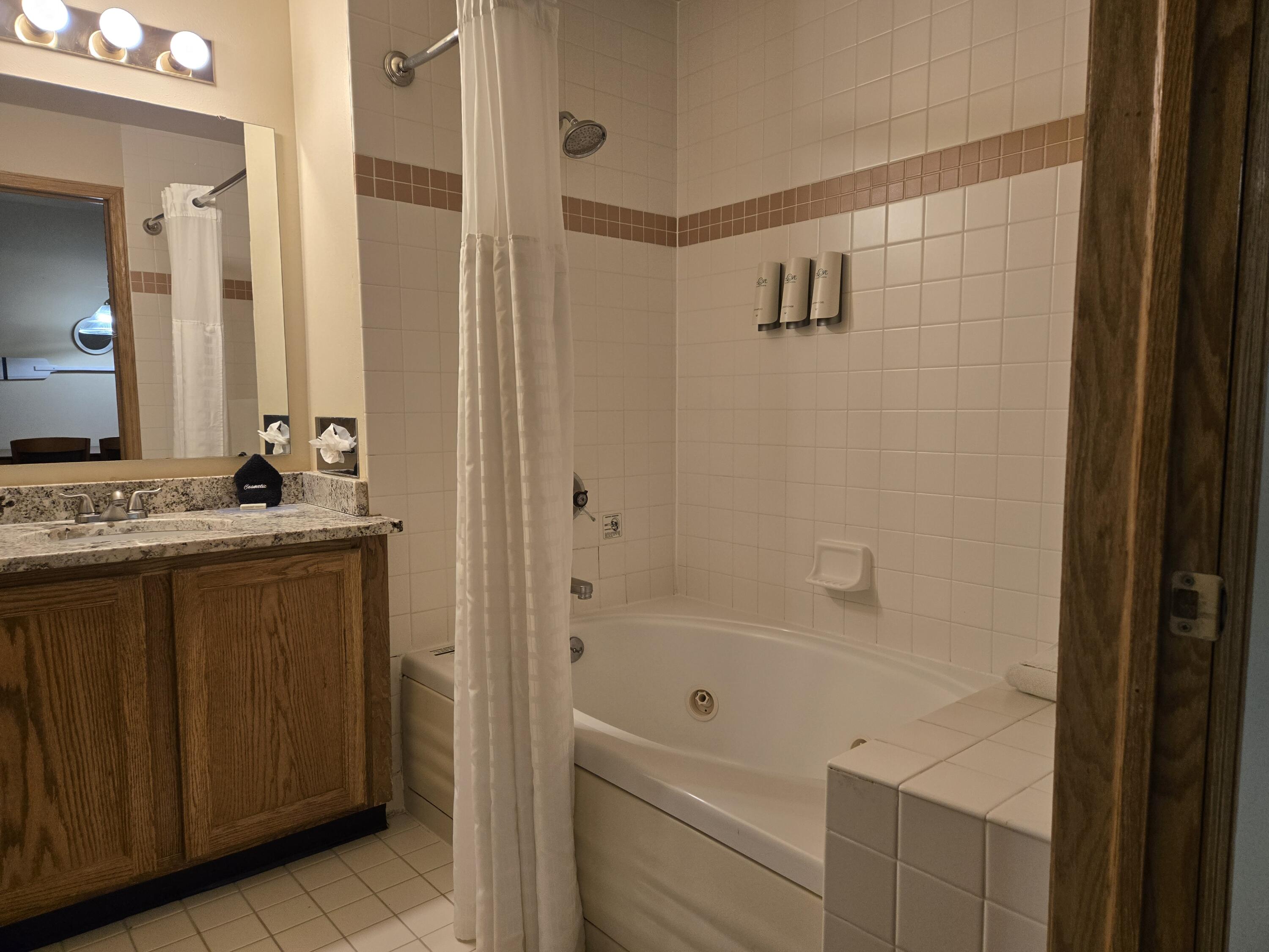 111 Center Street, Unit 237 Lake Geneva, WI 53147 - Photo 6 of 45 Whirlpool Bathtub