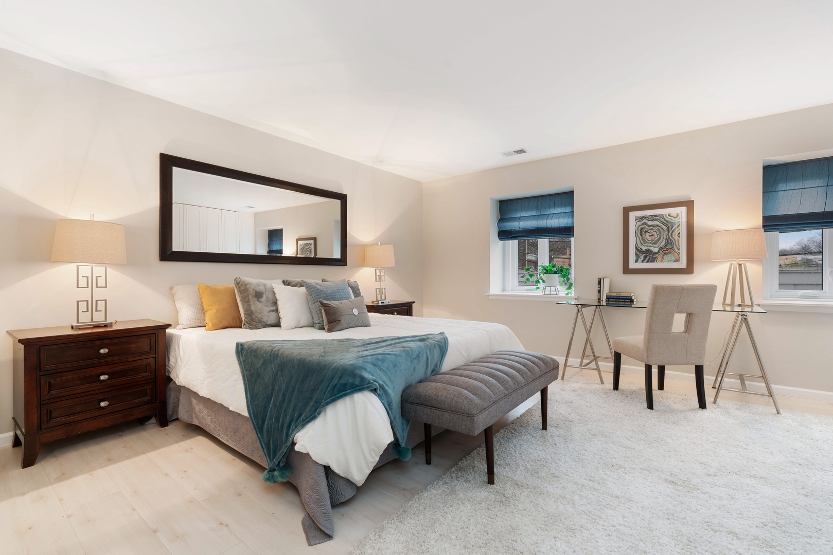 2626 Prairie Avenue, Unit B Evanston, IL 60201 - Photo 11 of 20 a spacious bedroom with a bed and a table in it