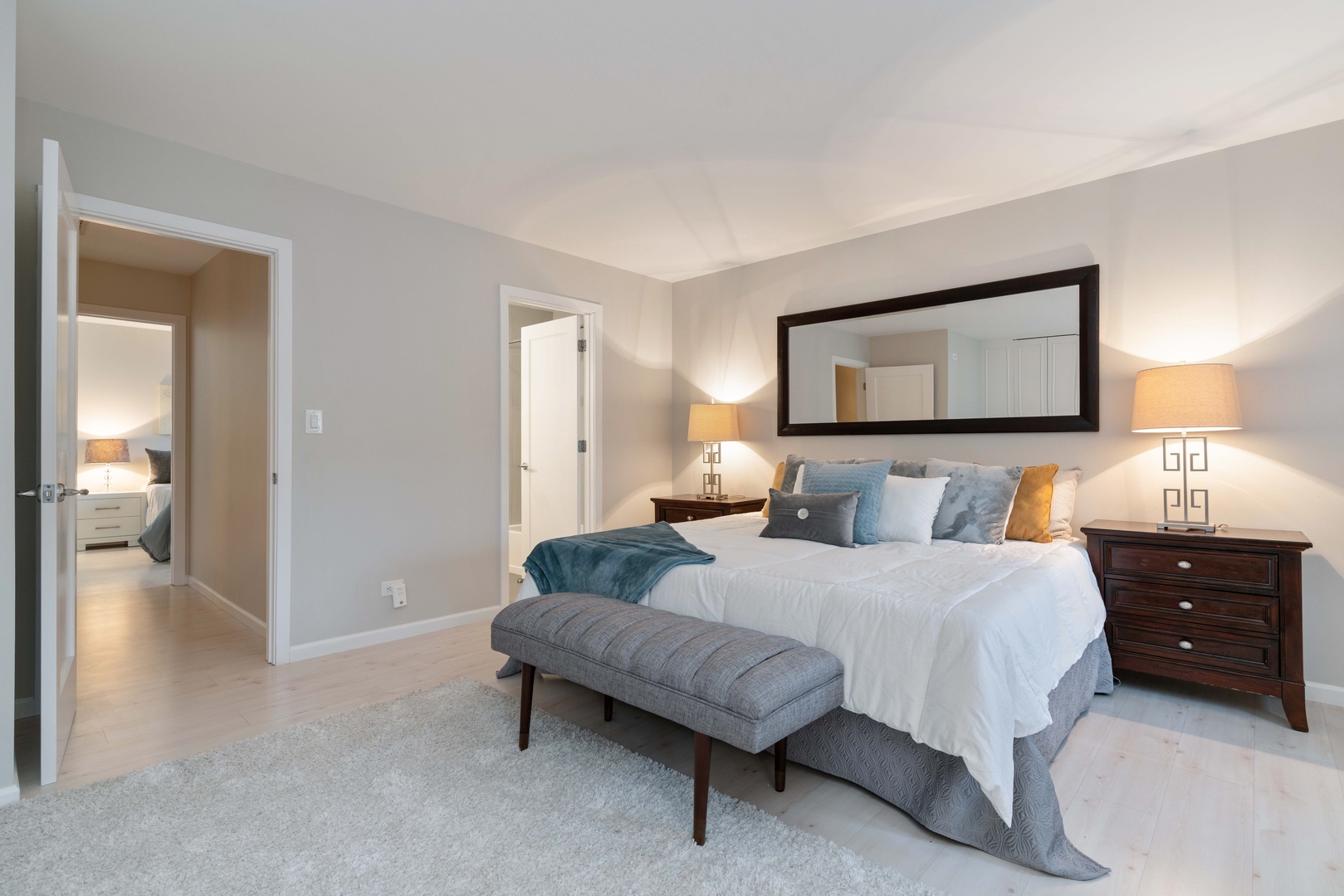 2626 Prairie Avenue, Unit B Evanston, IL 60201 - Photo 12 of 20 a bedroom with a bed and a lamp
