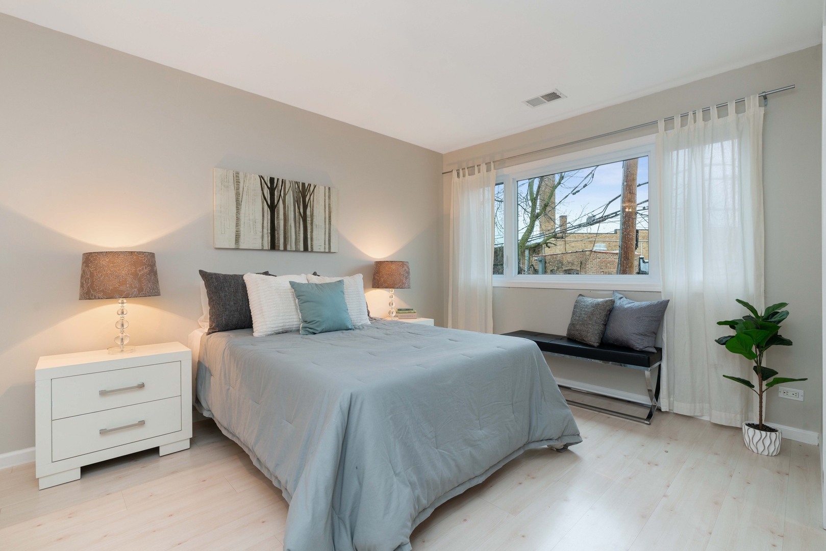 2626 Prairie Avenue, Unit B Evanston, IL 60201 - Photo 16 of 20 a bedroom with a large bed and a couch