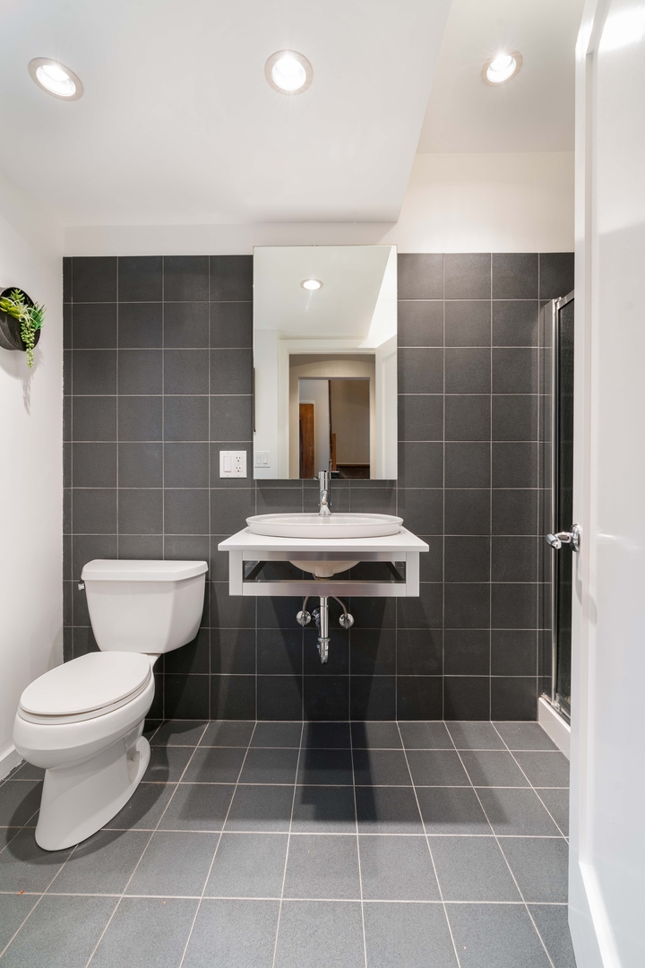 2626 Prairie Avenue, Unit B Evanston, IL 60201 - Photo 18 of 20 a bathroom with a toilet a sink and mirror