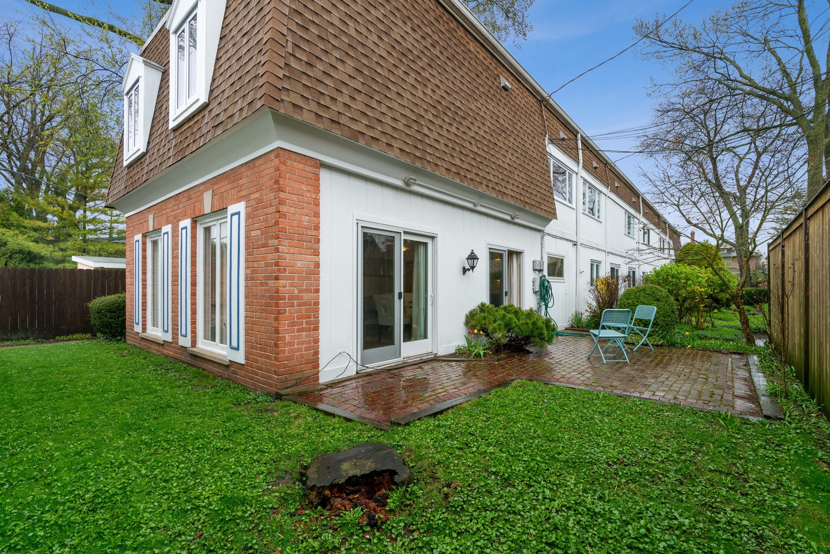 2626 Prairie Avenue, Unit B Evanston, IL 60201 - Photo 20 of 20 a view of a house with backyard and a garden