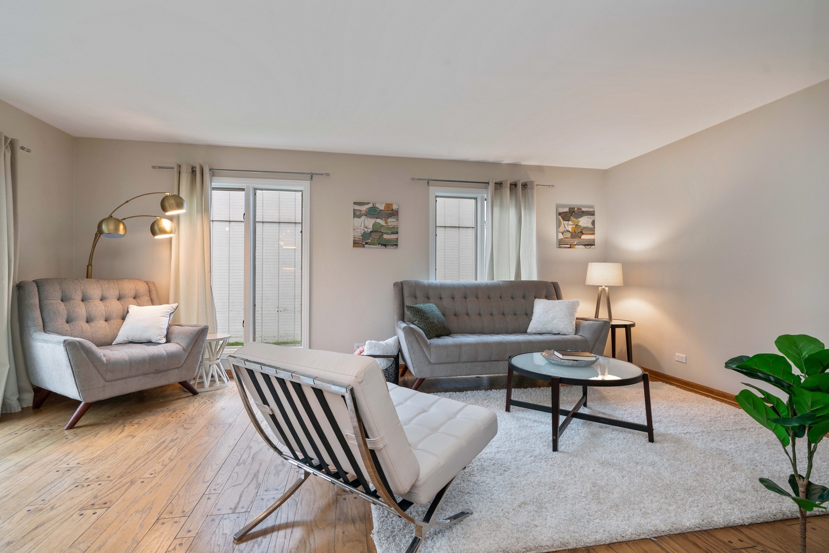2626 Prairie Avenue, Unit B Evanston, IL 60201 - Photo 3 of 20 a living room with furniture and a potted plant