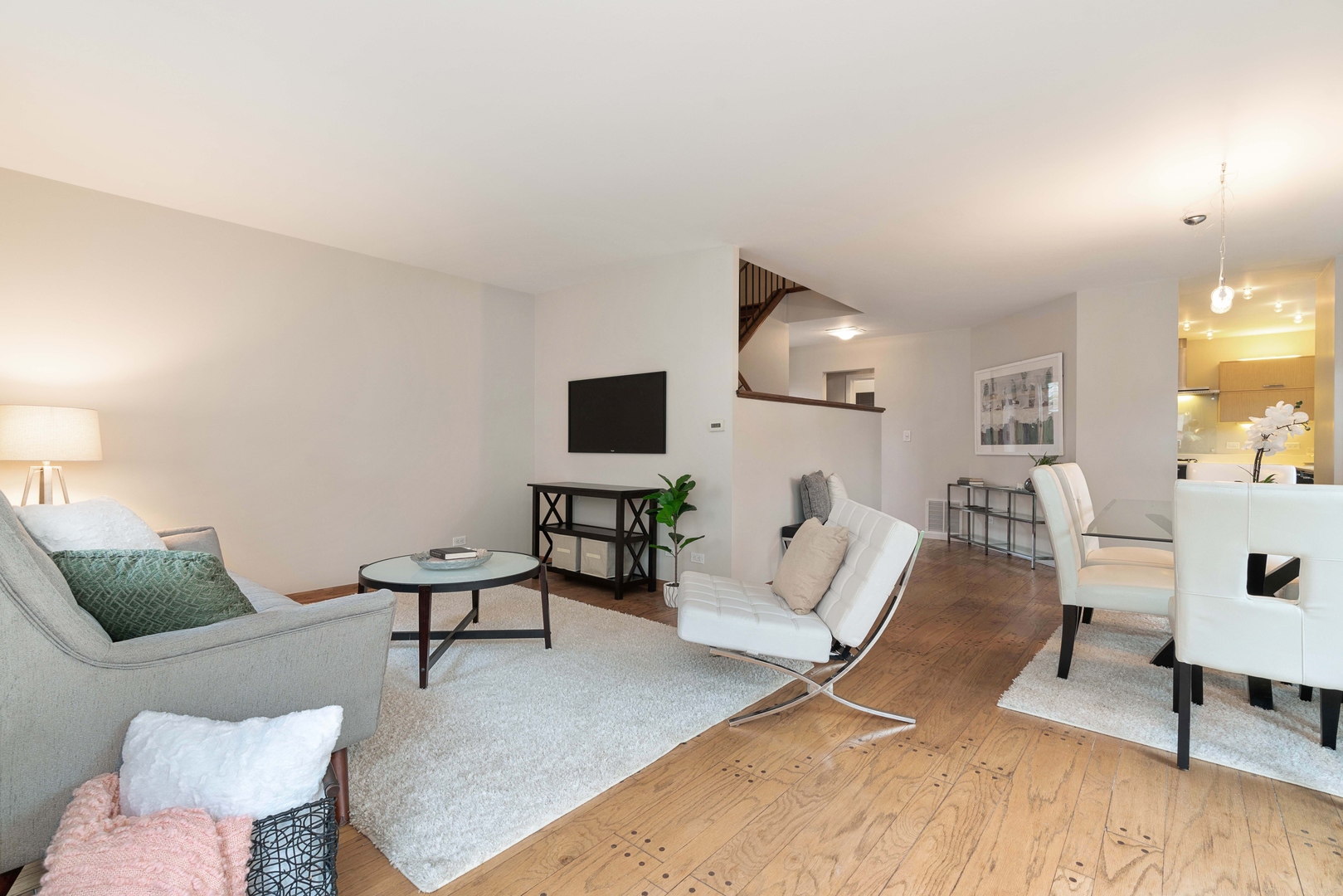 2626 Prairie Avenue, Unit B Evanston, IL 60201 - Photo 4 of 20 a living room with furniture and a lamp with wooden floor