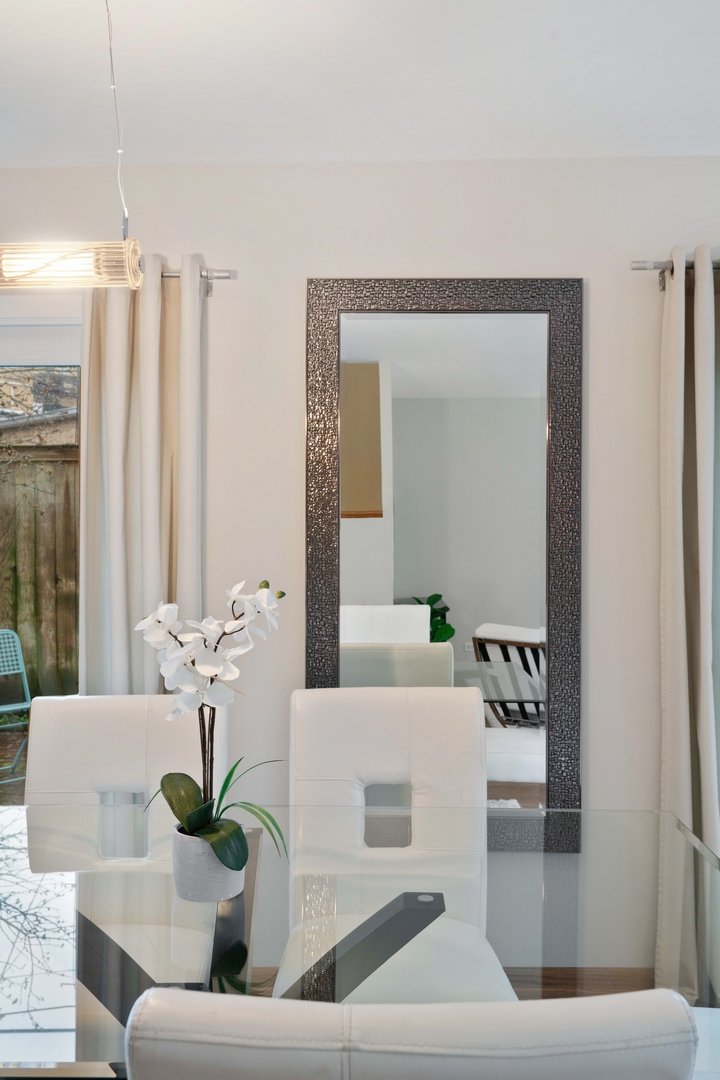 2626 Prairie Avenue, Unit B Evanston, IL 60201 - Photo 9 of 20 a living room with furniture and a large mirror