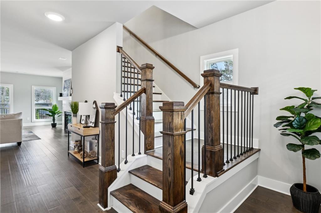 3131 Stonegate Drive Atlanta, GA 30331 - Photo 3 of 28 Gallery Image 3