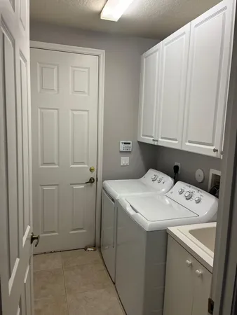 a view of entryway with a livingroom