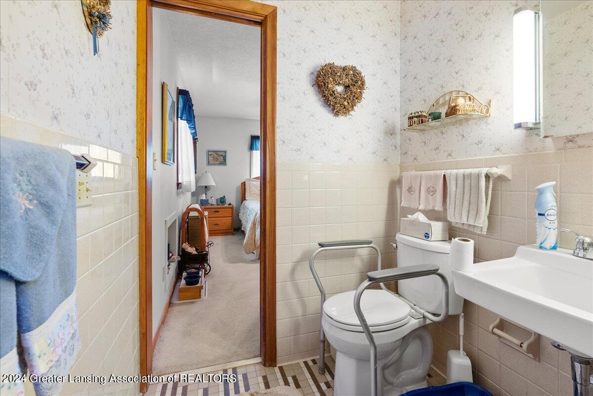 3200 Tecumseh River Road Lansing, MI 48906 - Photo 14 of 36 Half Bath