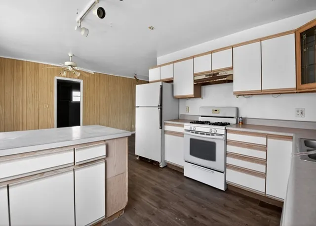 a view of an empty room and a gallery