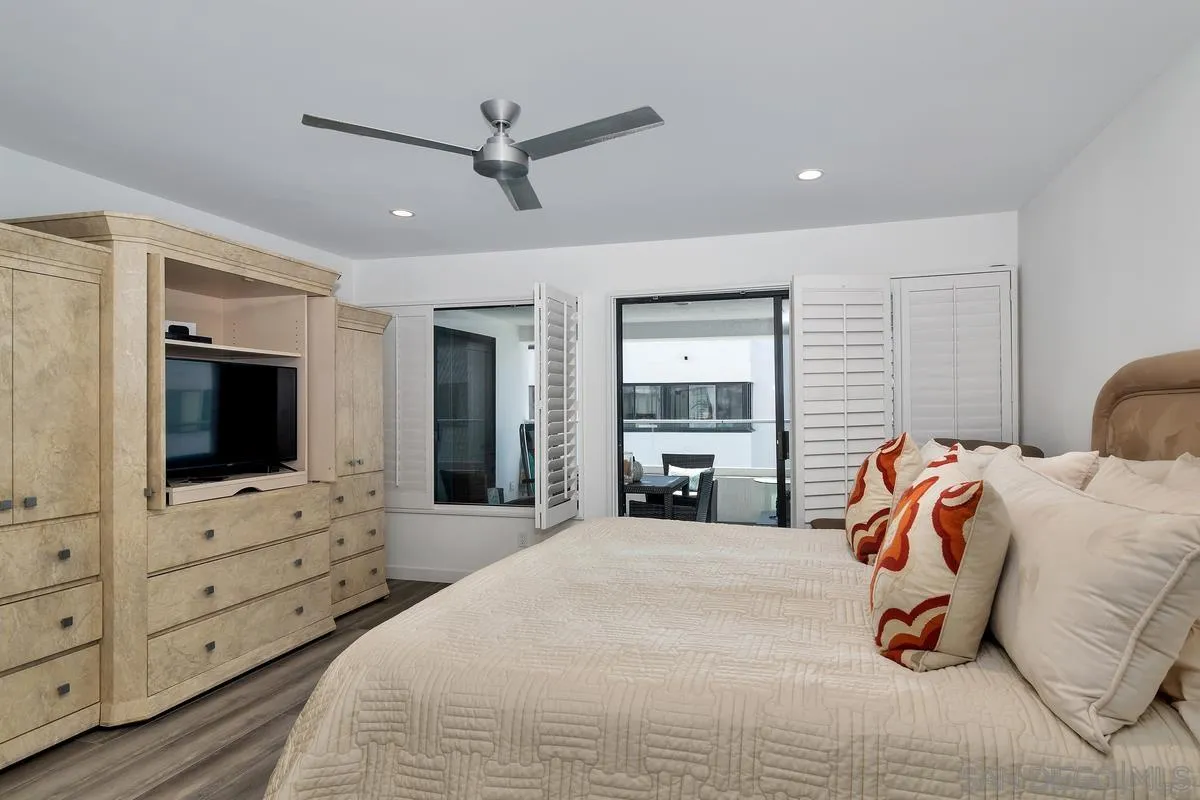 100 Coast Boulevard, Unit 304 La Jolla, CA 92037 - Photo 21 of 36 a bedroom with a bed and a flat screen tv in it