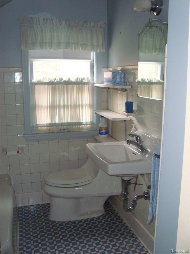 1907 Dorothea Road Berkley, MI 48072 - Photo 16 of 32 Full Bath (Upstairs)