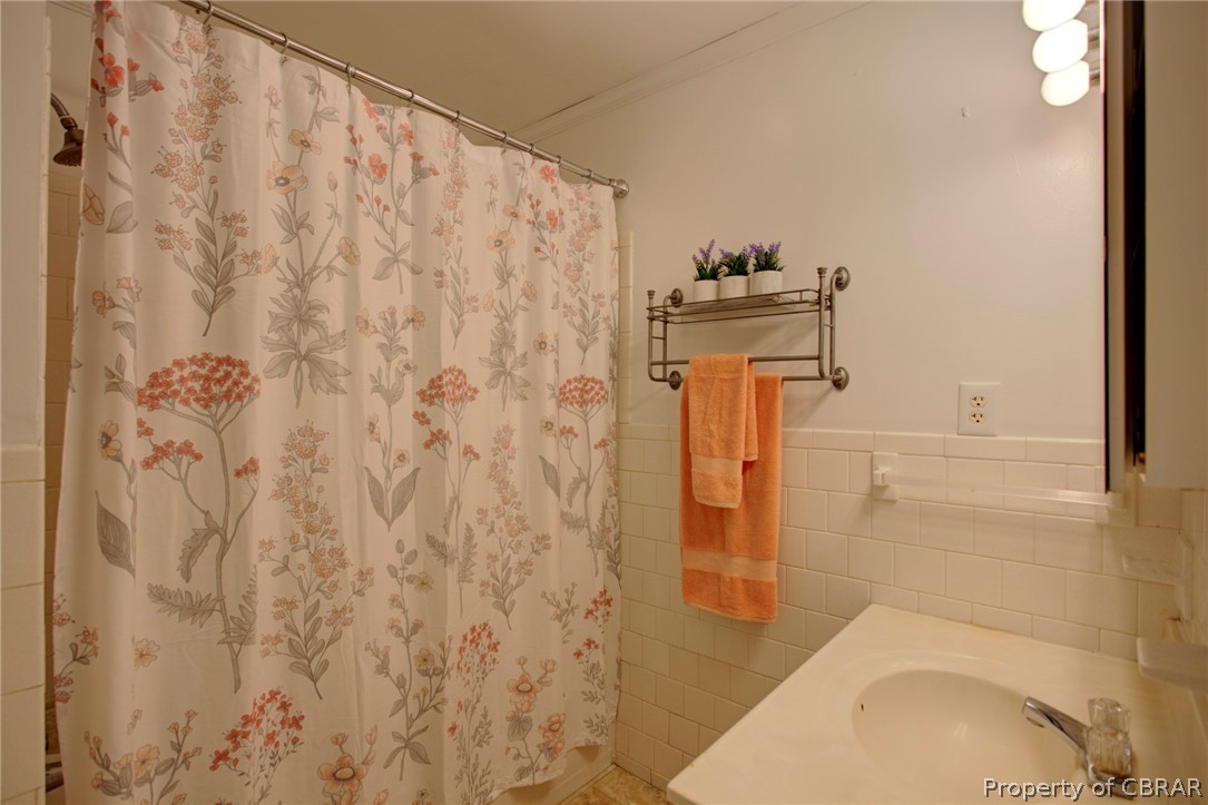 4534 Cedar Bush Road Hayes, VA 23072 - Photo 11 of 21 Full Hall Bathroom