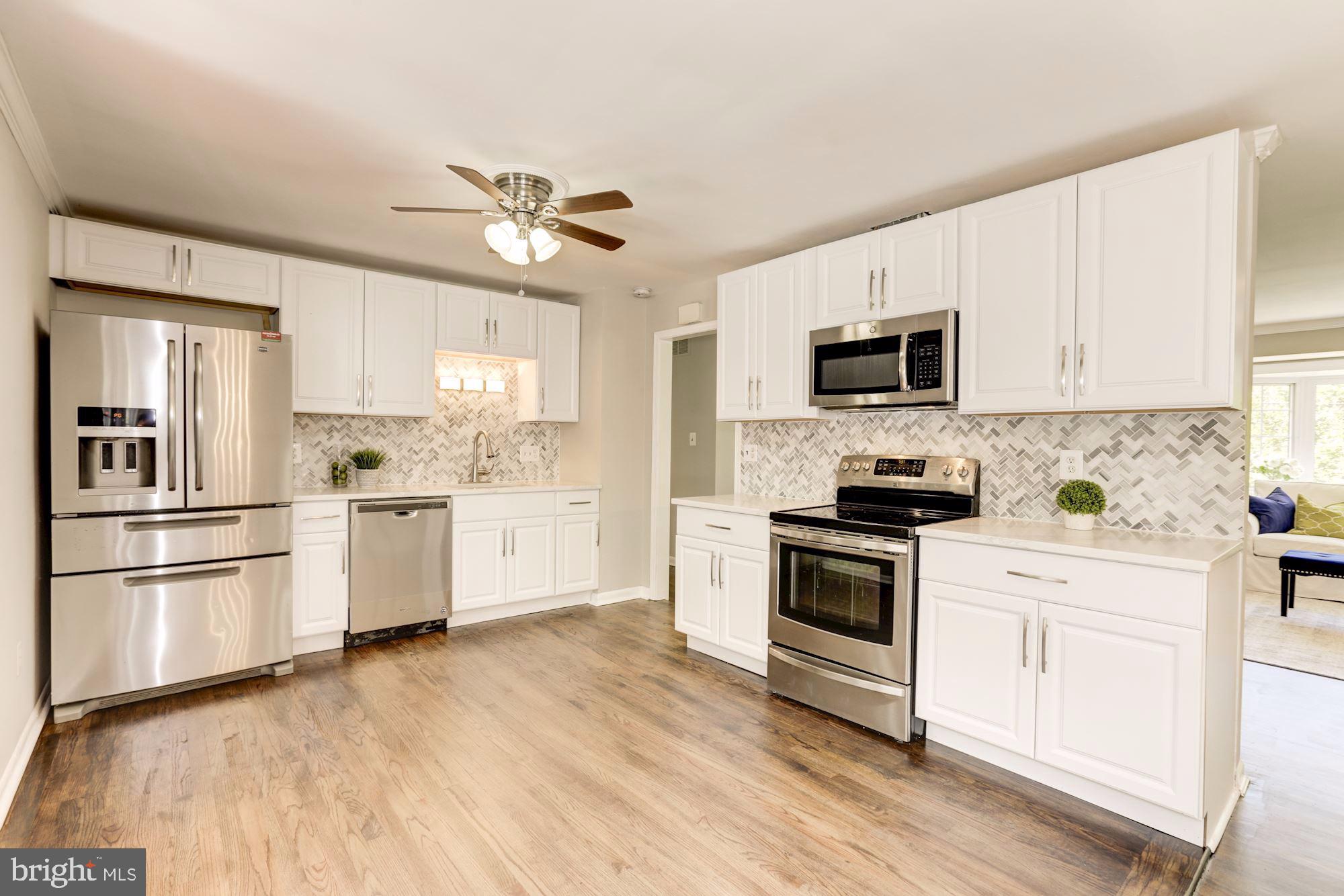 6527 Old Chesterbrook Road McLean, VA 22101 - Photo 4 of 34 Newly Renovated Kitchen with Quartz Countertops
