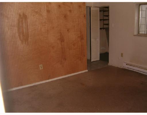 806 10th Street McKees Rocks, PA 15136 - Photo 2 of 8 Living Room. 1st floor living room