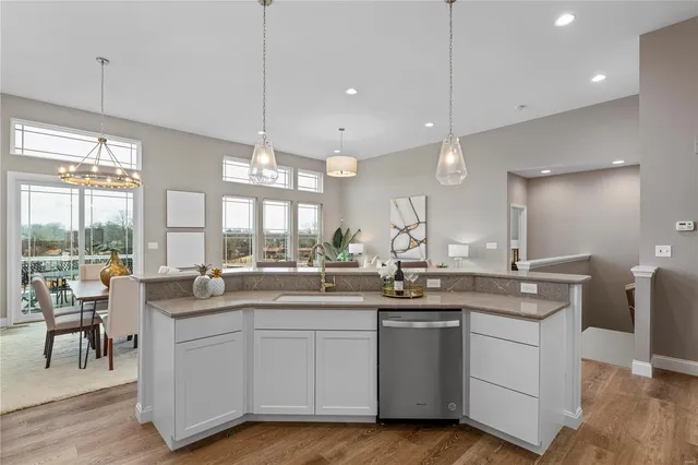 $422,900 | 1 Whitehall @ Ryehill Manor Street, St. Peters, MO 63376