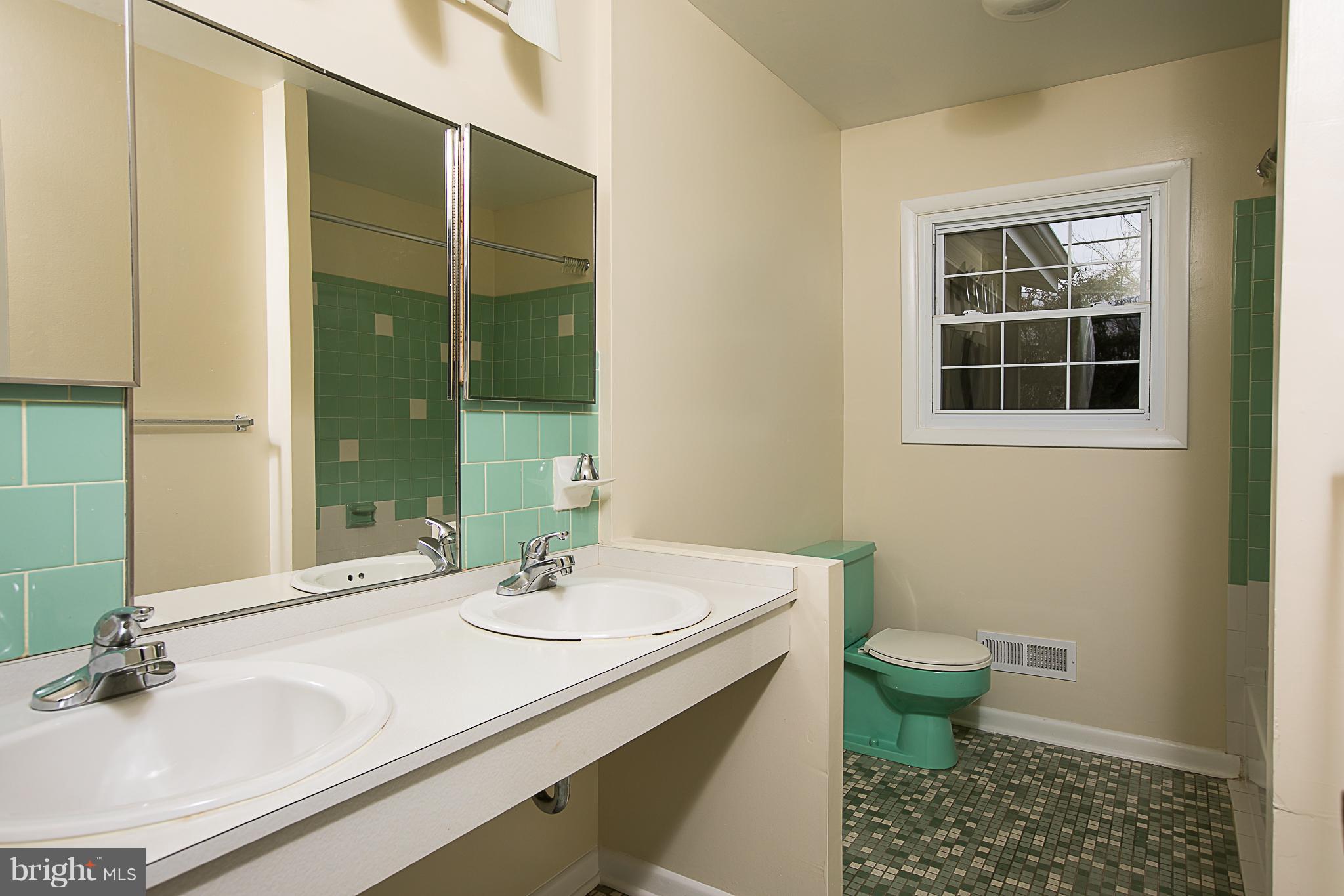 1416 Harberson Road Baltimore, MD 21228 - Photo 12 of 24 Bath