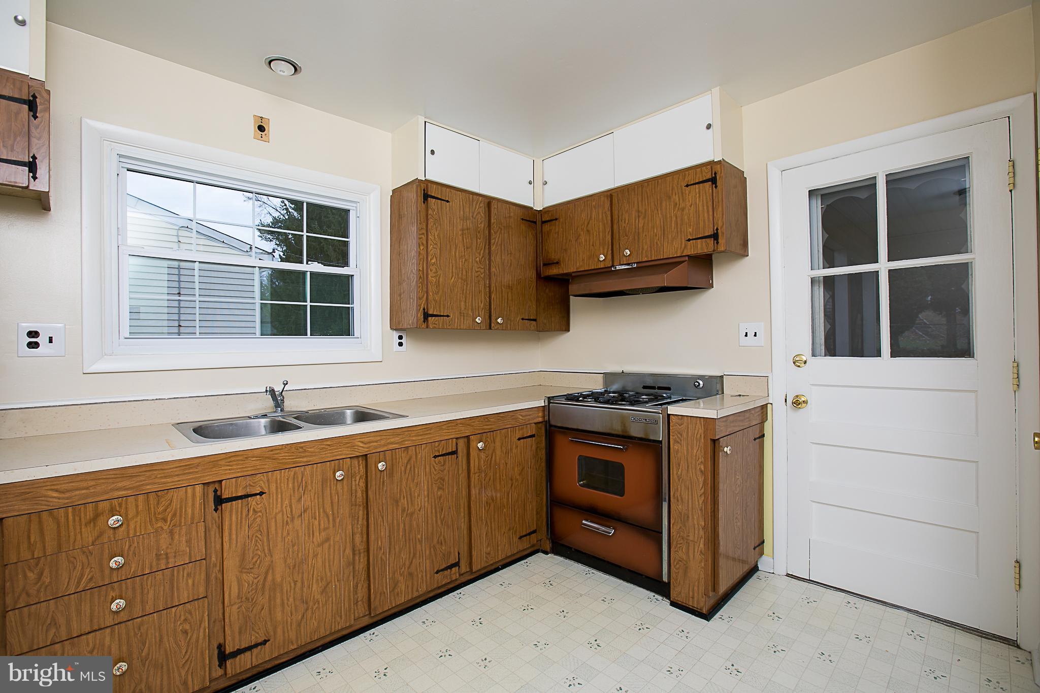 1416 Harberson Road Baltimore, MD 21228 - Photo 13 of 24 Kitchen