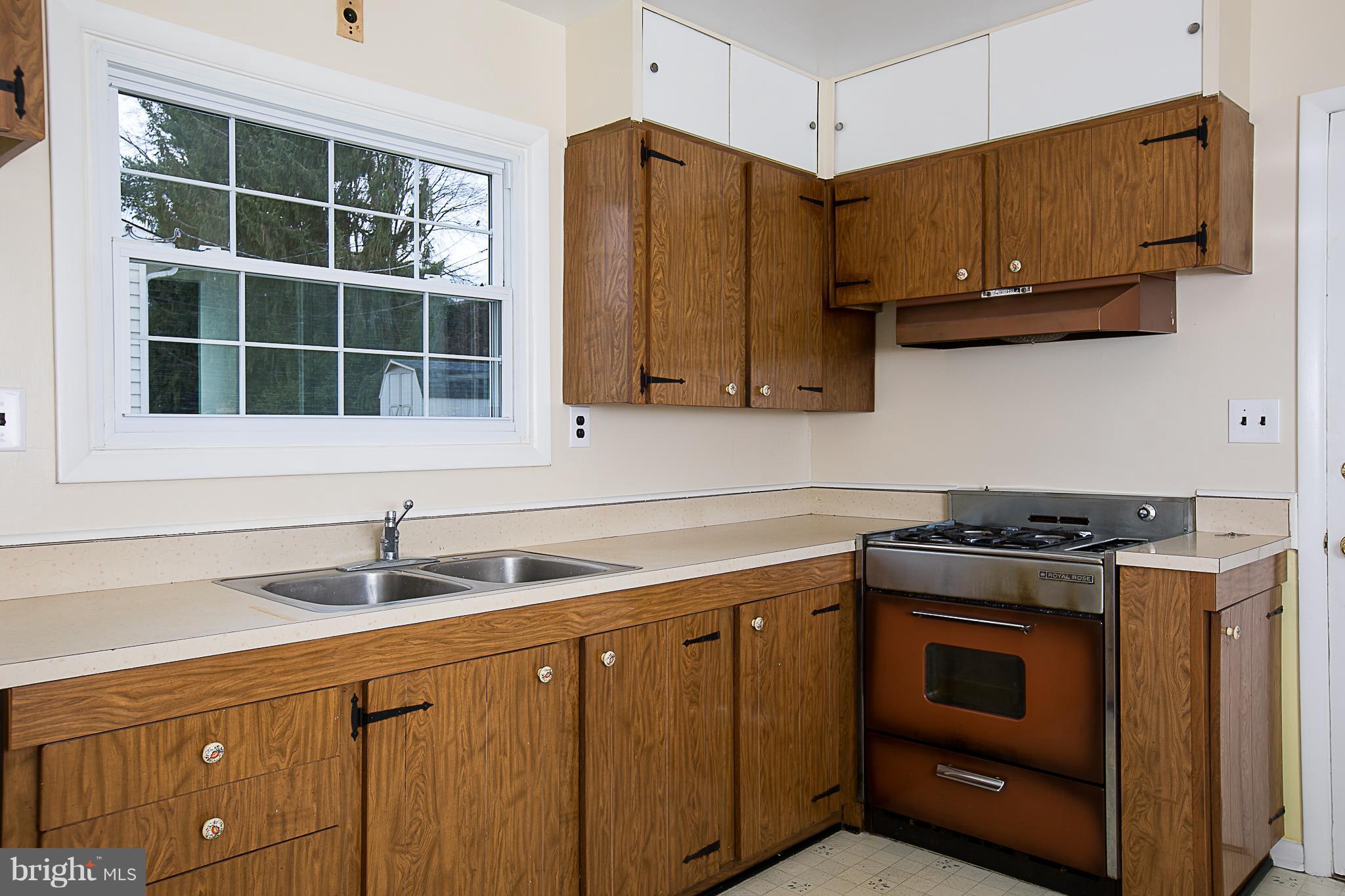 1416 Harberson Road Baltimore, MD 21228 - Photo 14 of 24 Kitchen