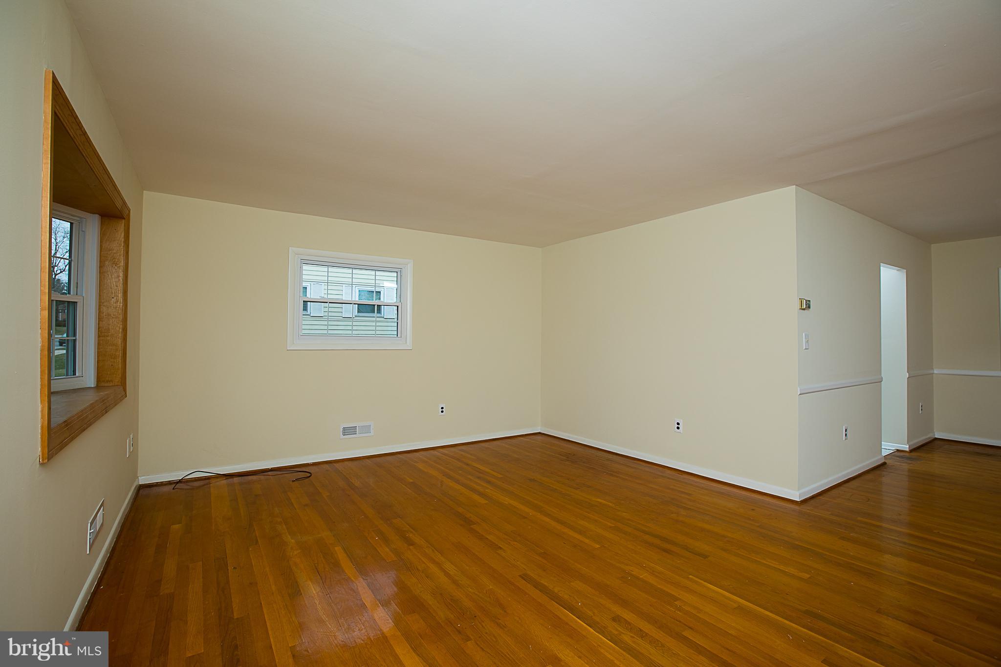 1416 Harberson Road Baltimore, MD 21228 - Photo 3 of 24 Living Room