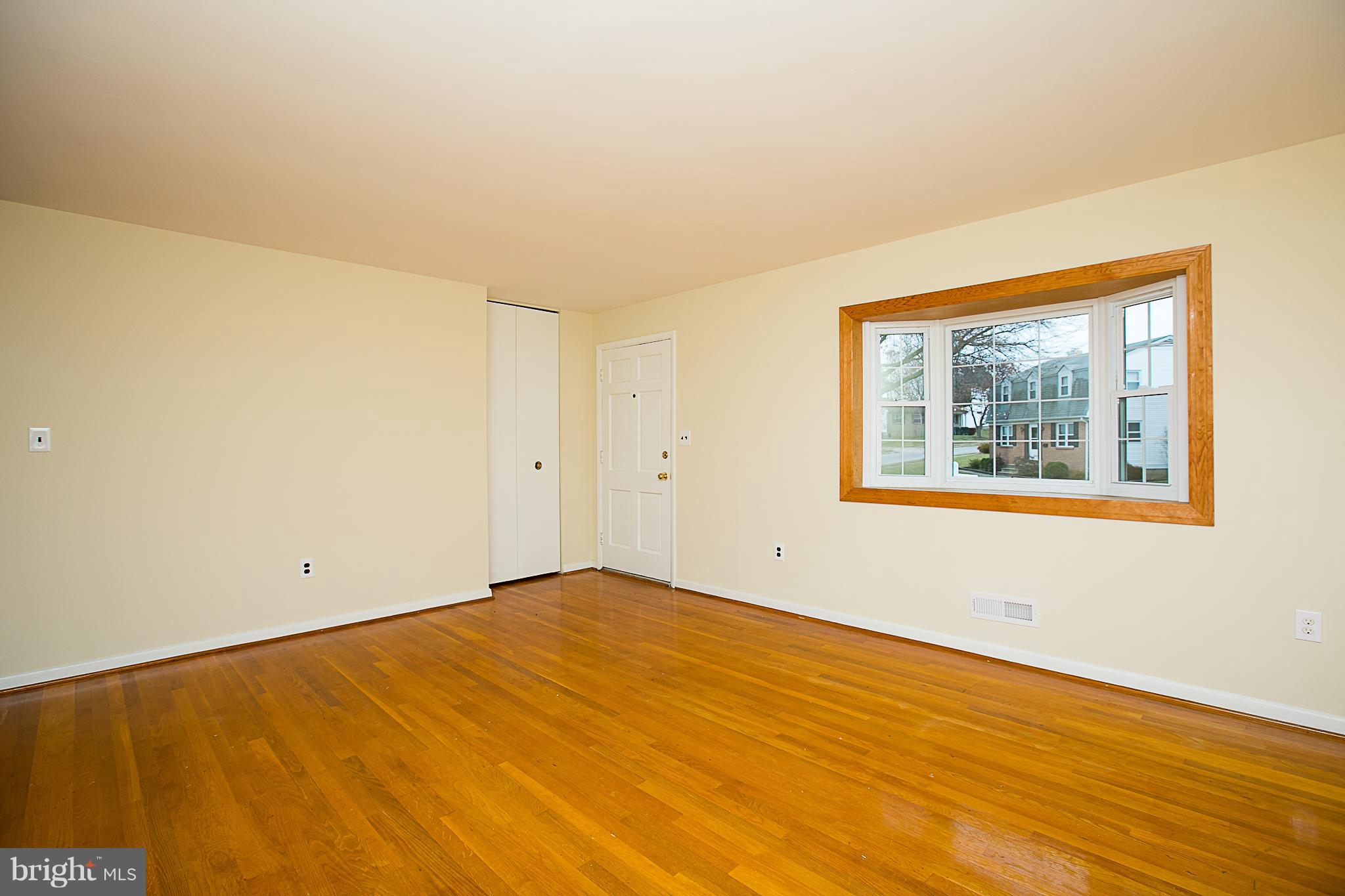 1416 Harberson Road Baltimore, MD 21228 - Photo 4 of 24 Living Room