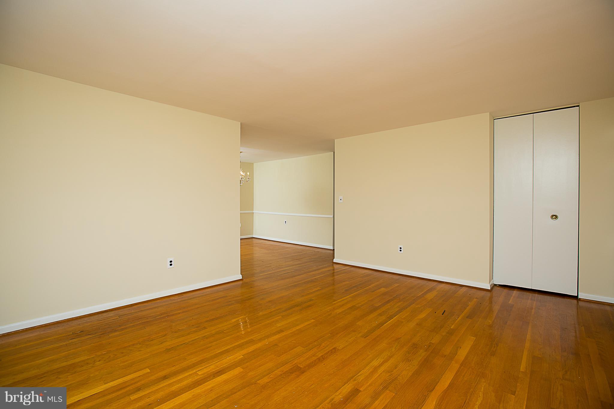 1416 Harberson Road Baltimore, MD 21228 - Photo 5 of 24 Living Room
